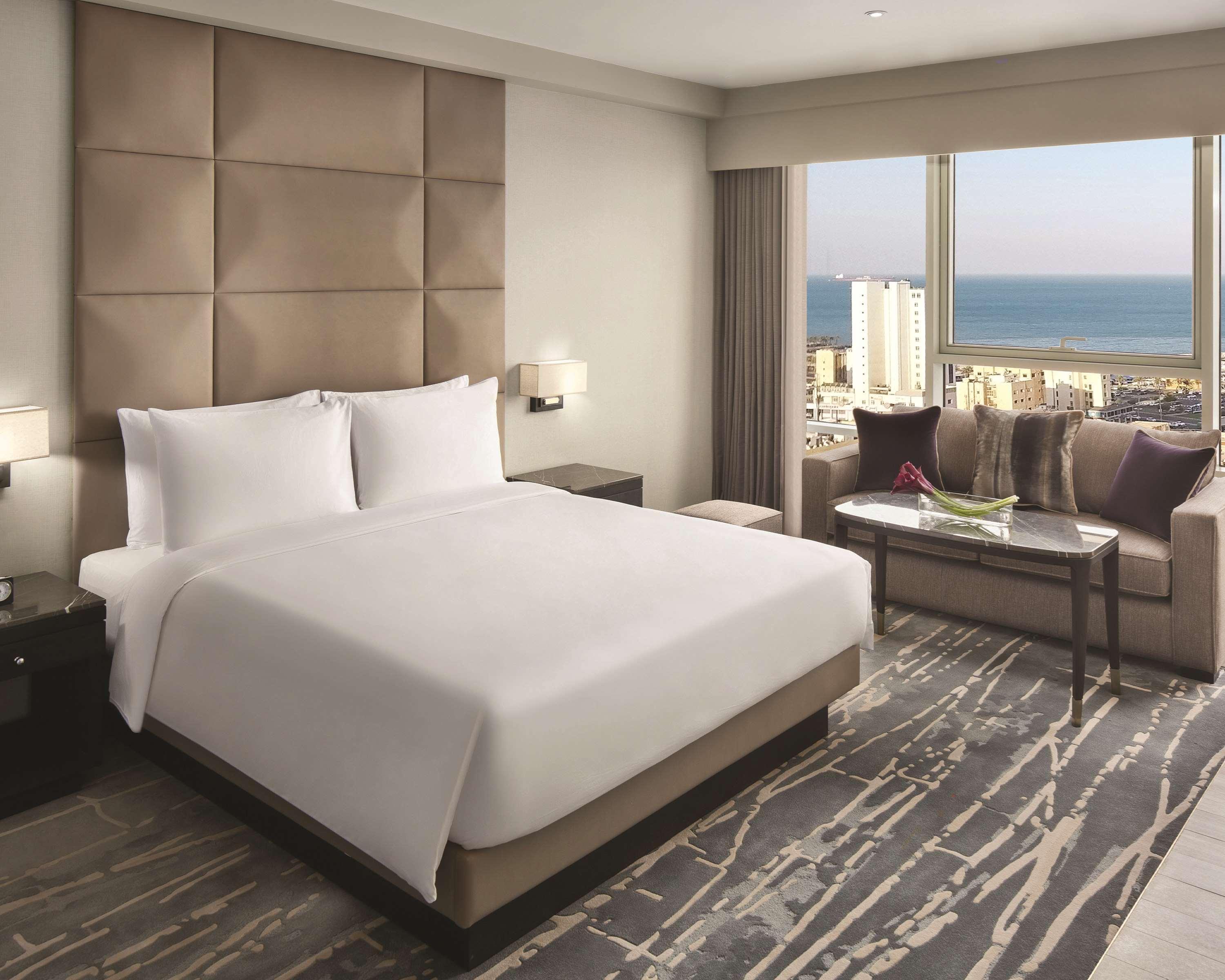 Hyatt Regency Al Kout Mall Kuvait Kültér fotó A guest room at the Hilton Tel Aviv