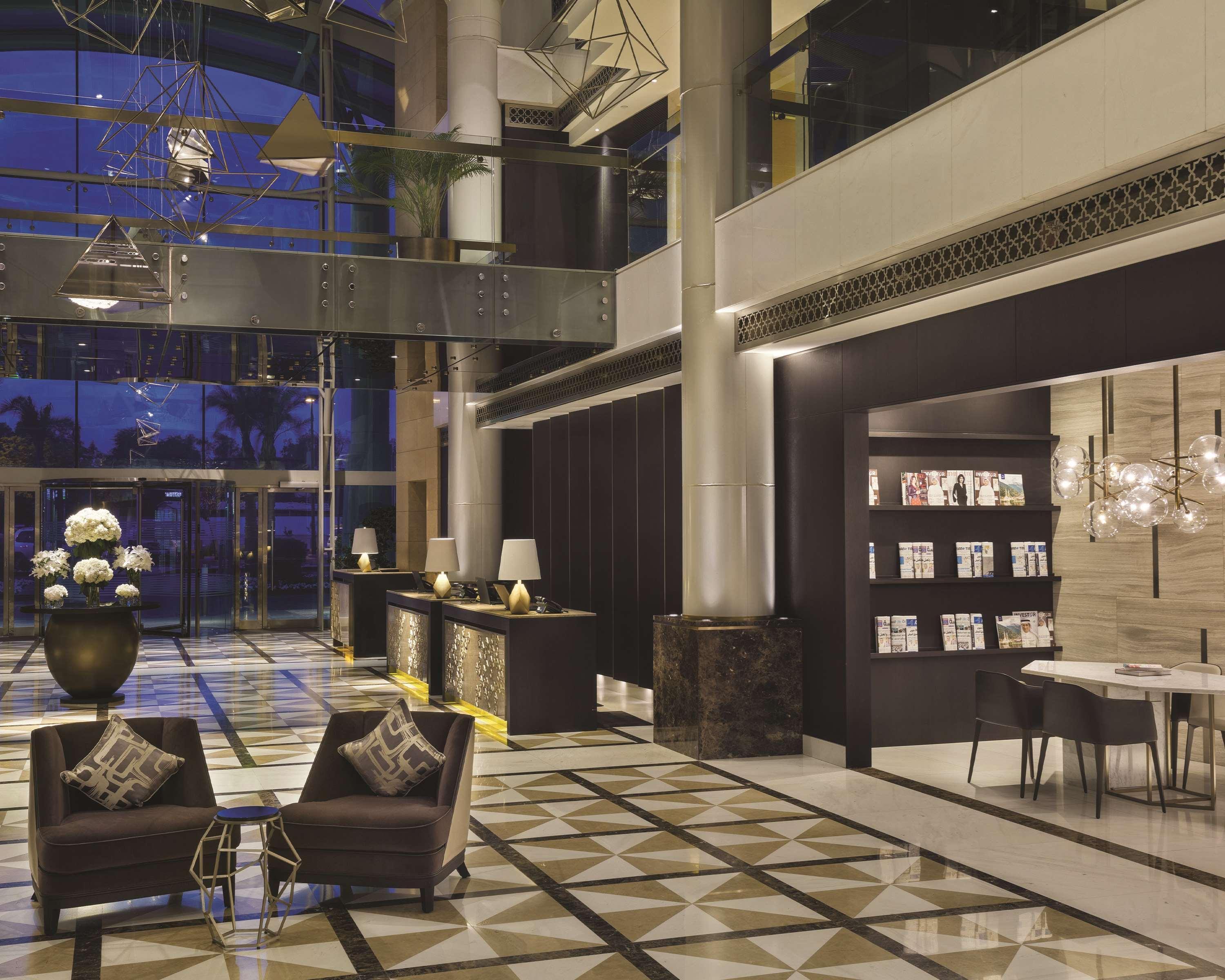 Hyatt Regency Al Kout Mall Kuvait Kültér fotó Lobby