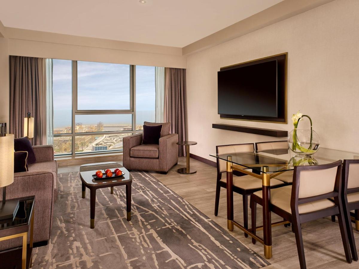 Hyatt Regency Al Kout Mall Kuvait Kültér fotó A suite at the hotel