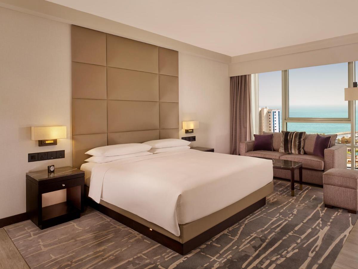 Hyatt Regency Al Kout Mall Kuvait Kültér fotó A bedroom at the Jumeirah Atlantis