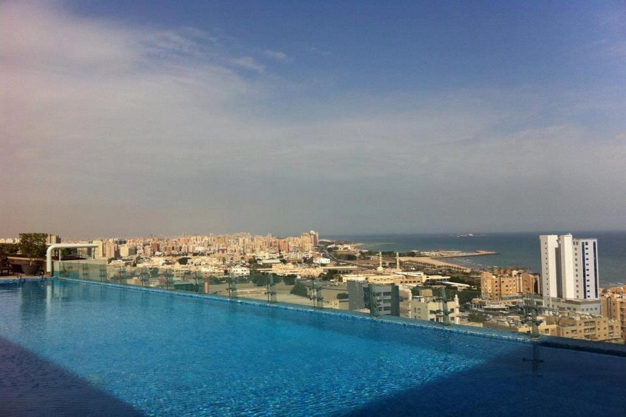 Hyatt Regency Al Kout Mall Kuvait Kültér fotó View of the city from the rooftop pool of the Grand Hotel